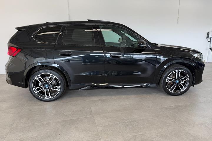 Sort BMW iX1 fra 2023