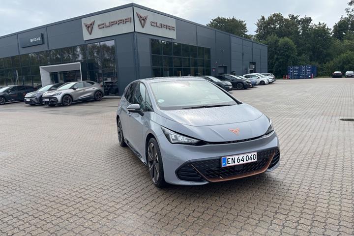 Grå Cupra Born fra 2025 set udefra