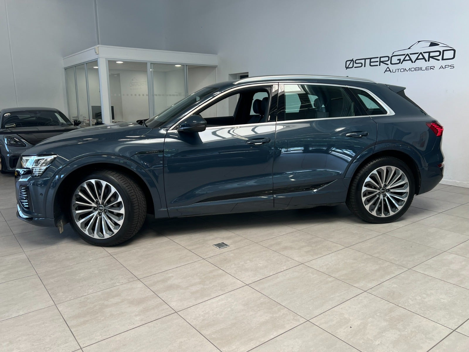 Blå Audi Q8 e-tron fra 2023