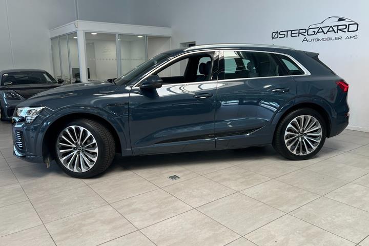 Blå Audi Q8 e-tron fra 2023