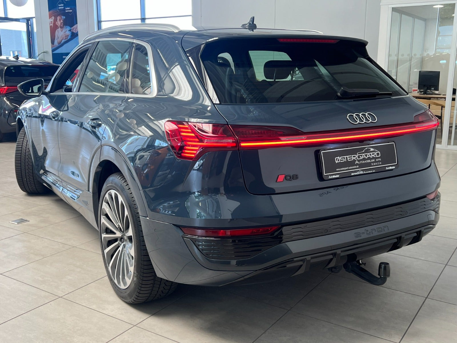 Blå Audi Q8 e-tron fra 2023