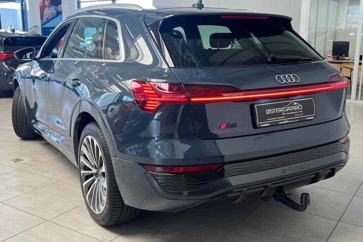 Blå Audi Q8 e-tron fra 2023