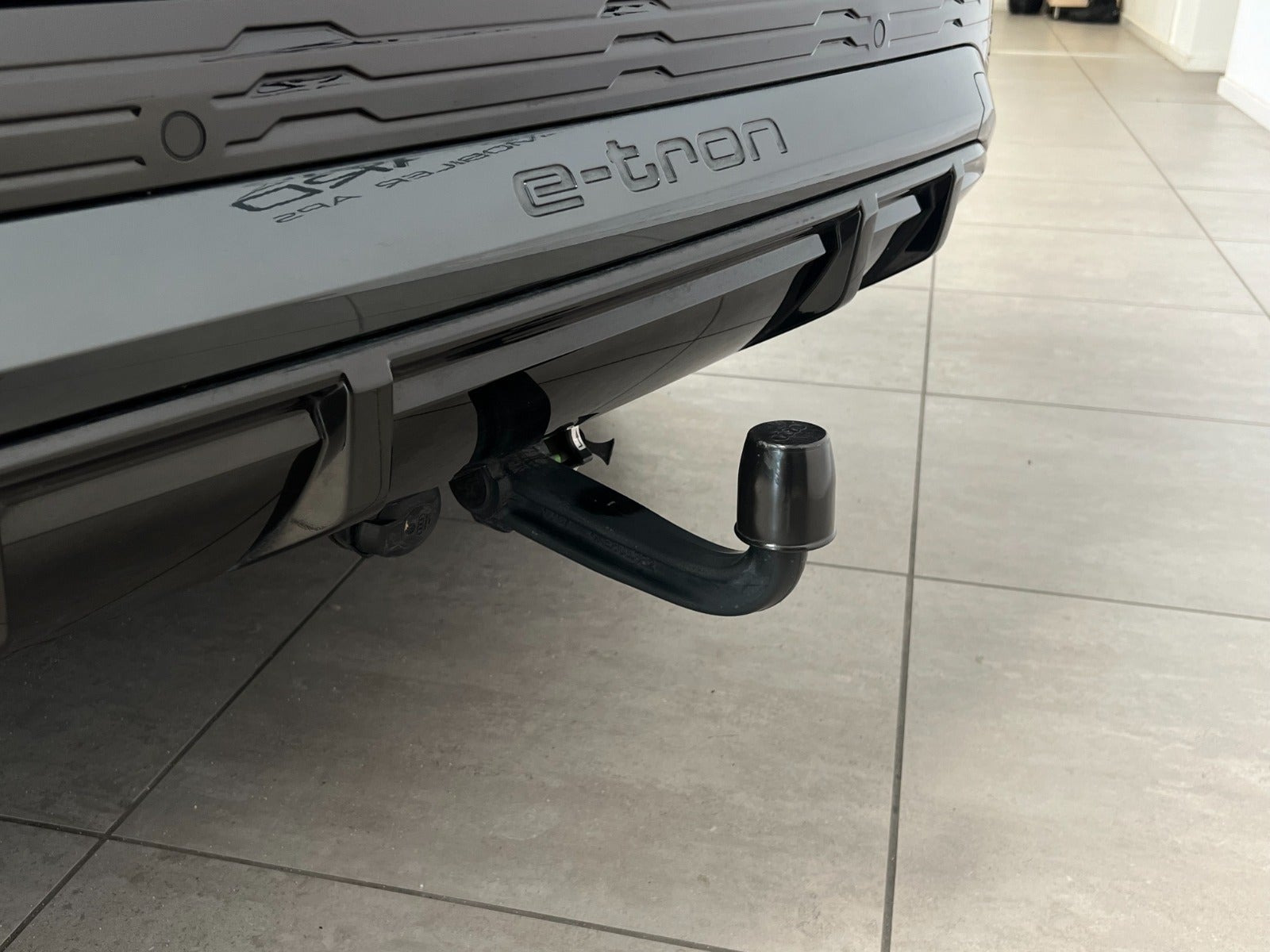 Blå Audi Q8 e-tron fra 2023