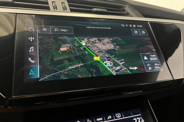 Blå Audi Q8 e-tron fra 2023