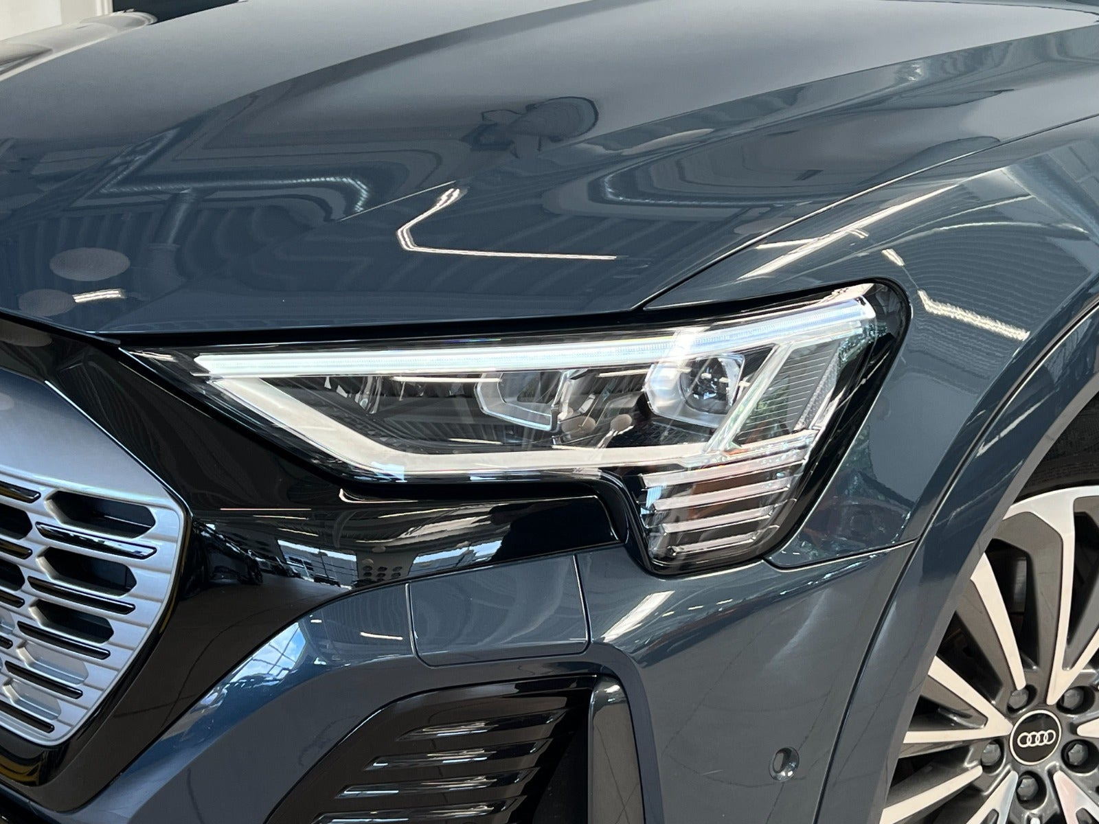 Blå Audi Q8 e-tron fra 2023