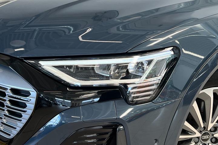 Blå Audi Q8 e-tron fra 2023