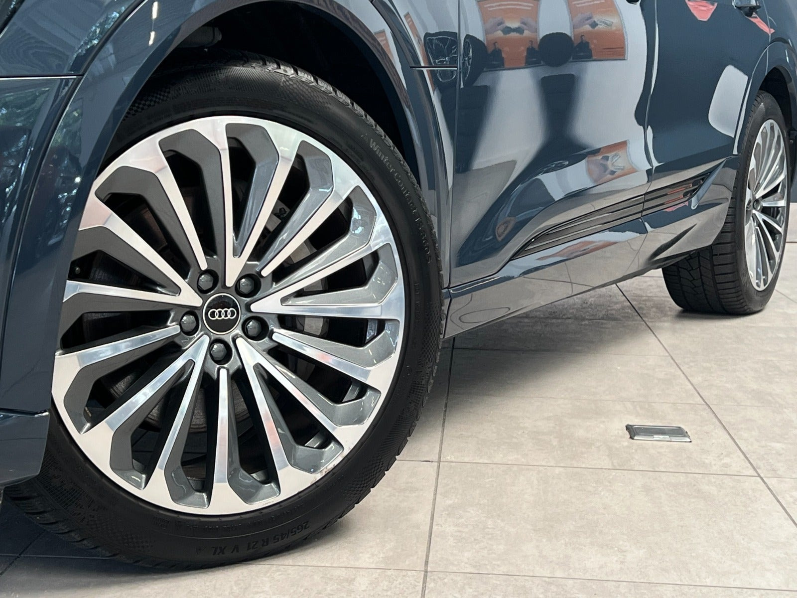 Blå Audi Q8 e-tron fra 2023
