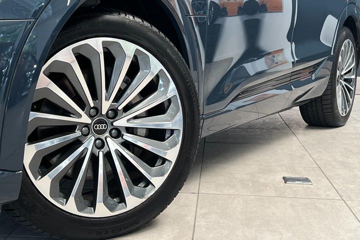Blå Audi Q8 e-tron fra 2023
