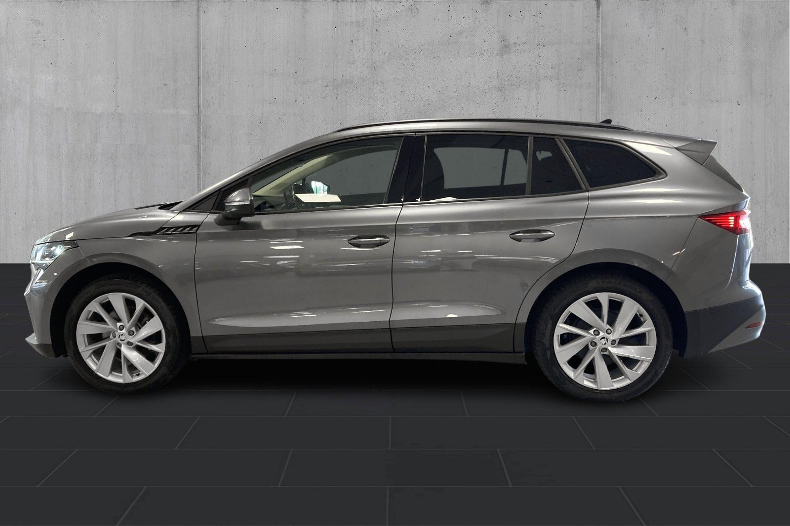 Grå Skoda Enyaq fra 2023
