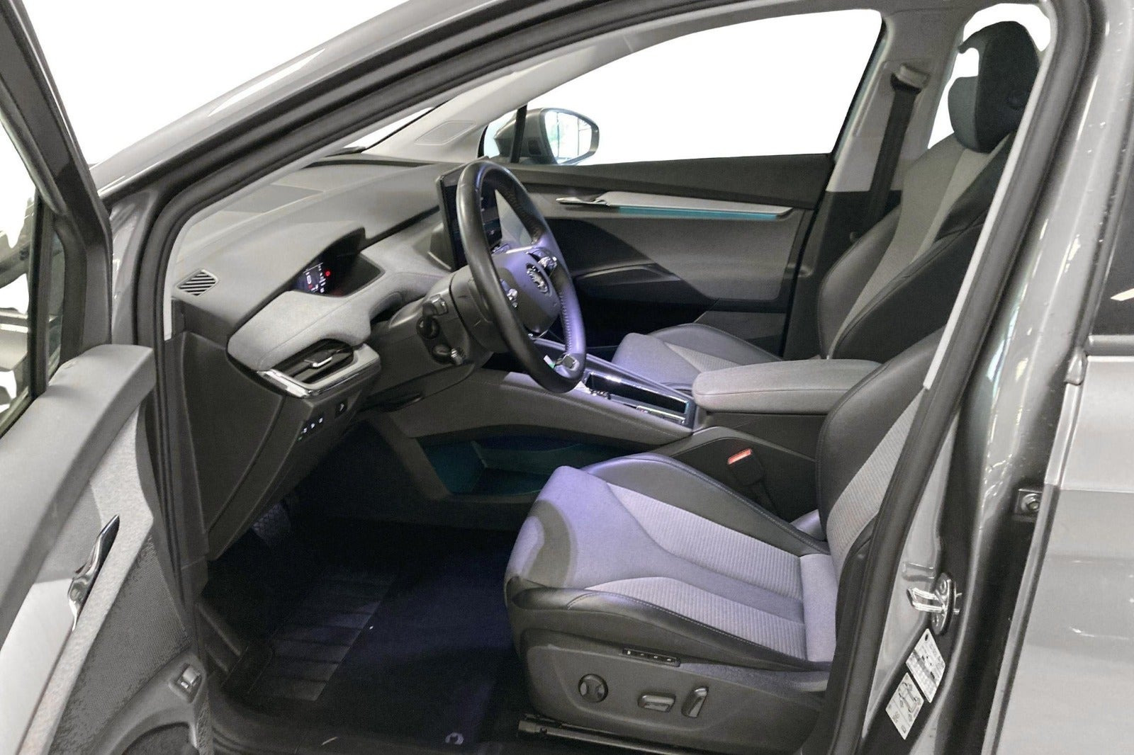 Grå Skoda Enyaq fra 2023