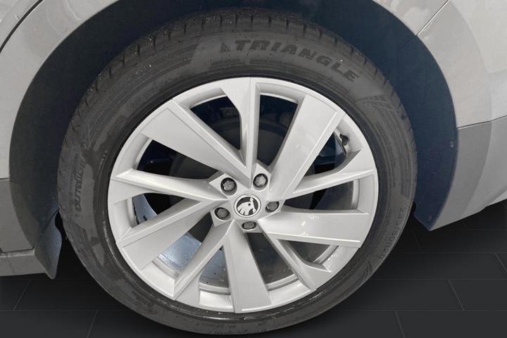 Grå Skoda Enyaq fra 2023