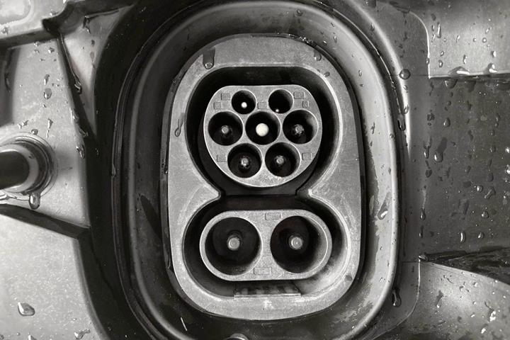 Grå Skoda Enyaq fra 2023
