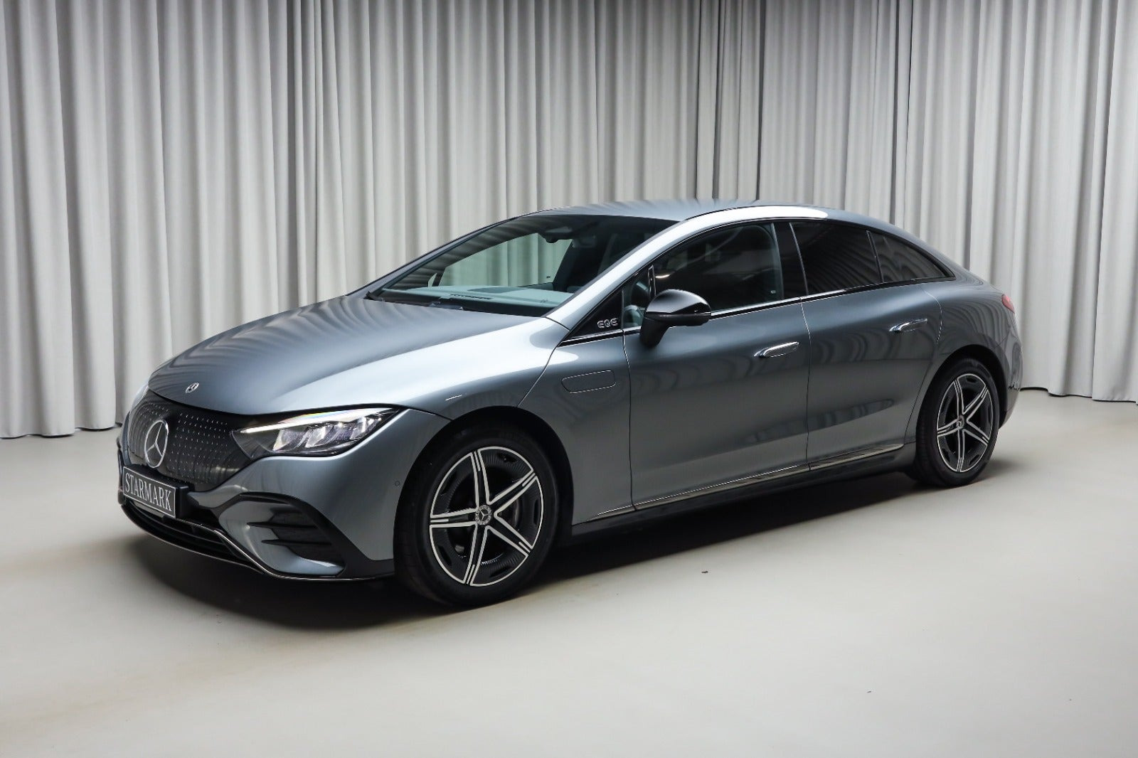Grå Mercedes EQE350+ fra 2024