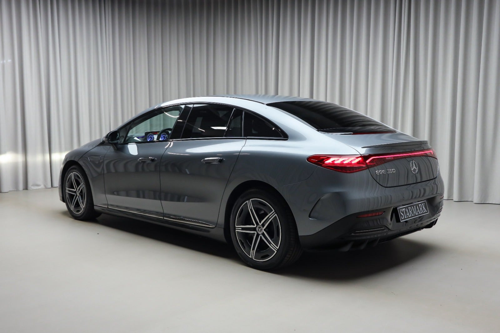Grå Mercedes EQE350+ fra 2024