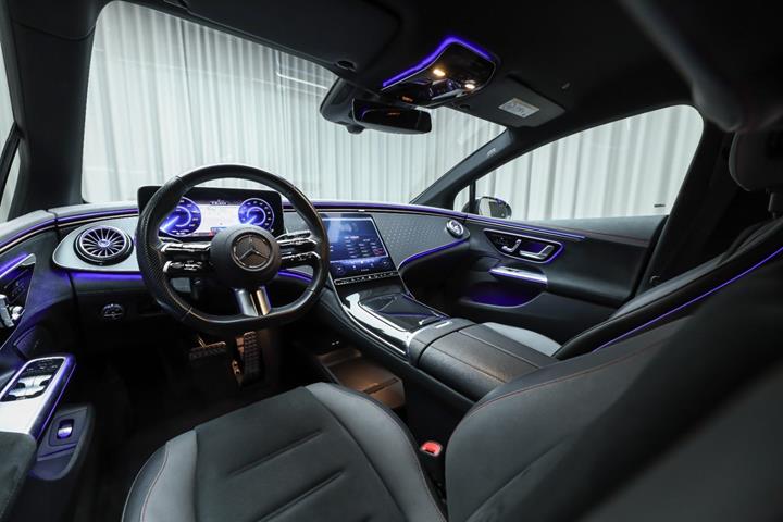 Grå Mercedes EQE350+ fra 2024