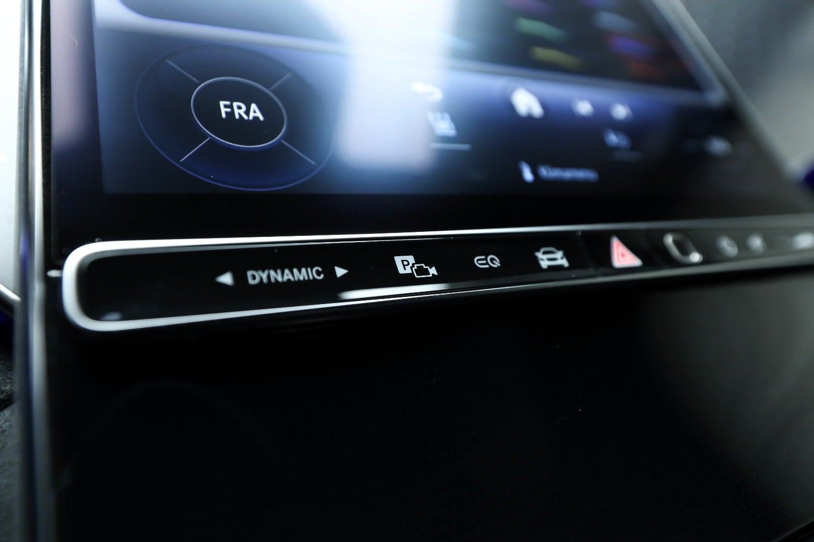 Grå Mercedes EQE350+ fra 2024