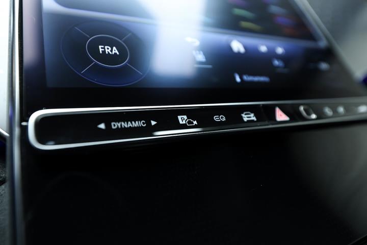 Grå Mercedes EQE350+ fra 2024