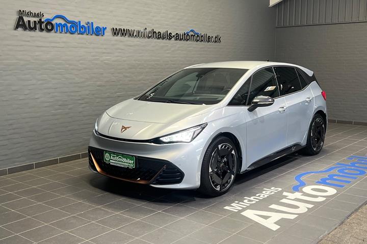 Sølv Cupra Born fra 2026 set udefra