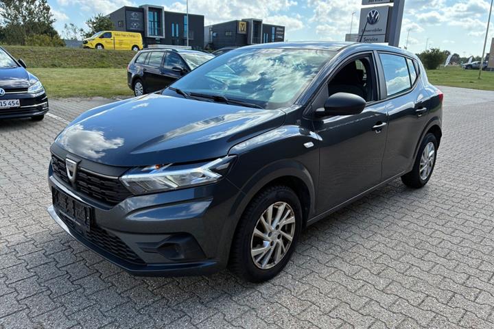 Grå Dacia Sandero fra 2021 set udefra
