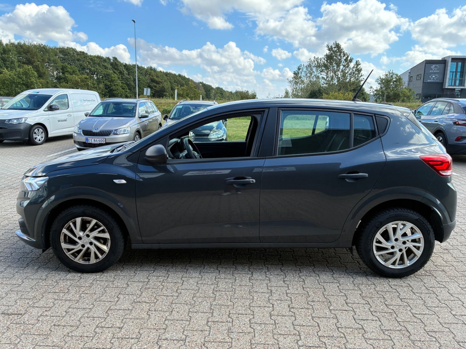 Grå Dacia Sandero fra 2021