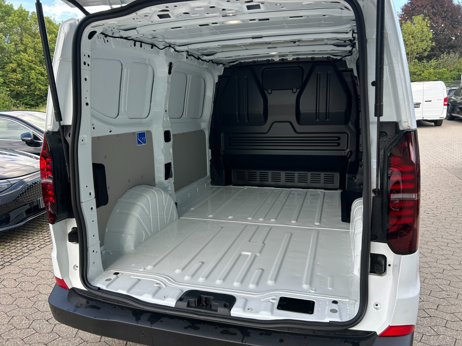 Hvid VW e-Transporter fra 2025