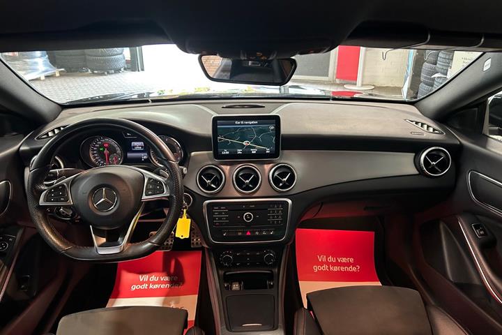 Sort Mercedes CLA220 fra 2015