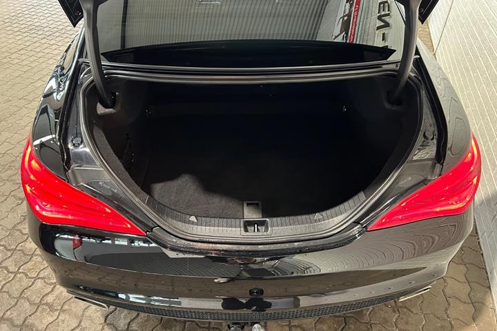 Sort Mercedes CLA220 fra 2015
