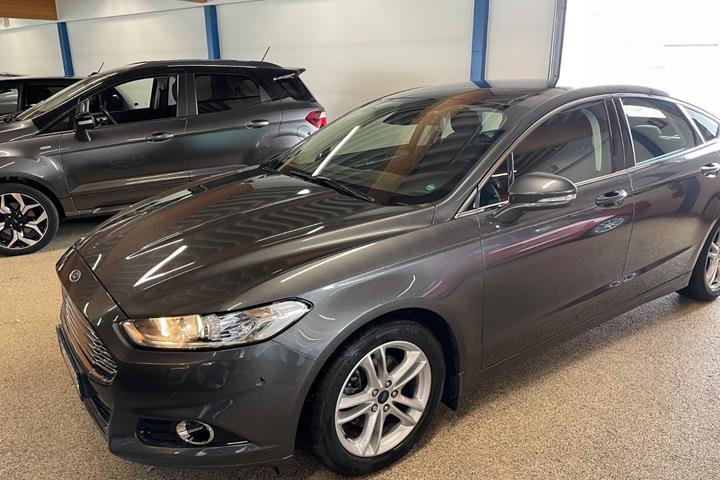 Grå Ford Mondeo fra 2016