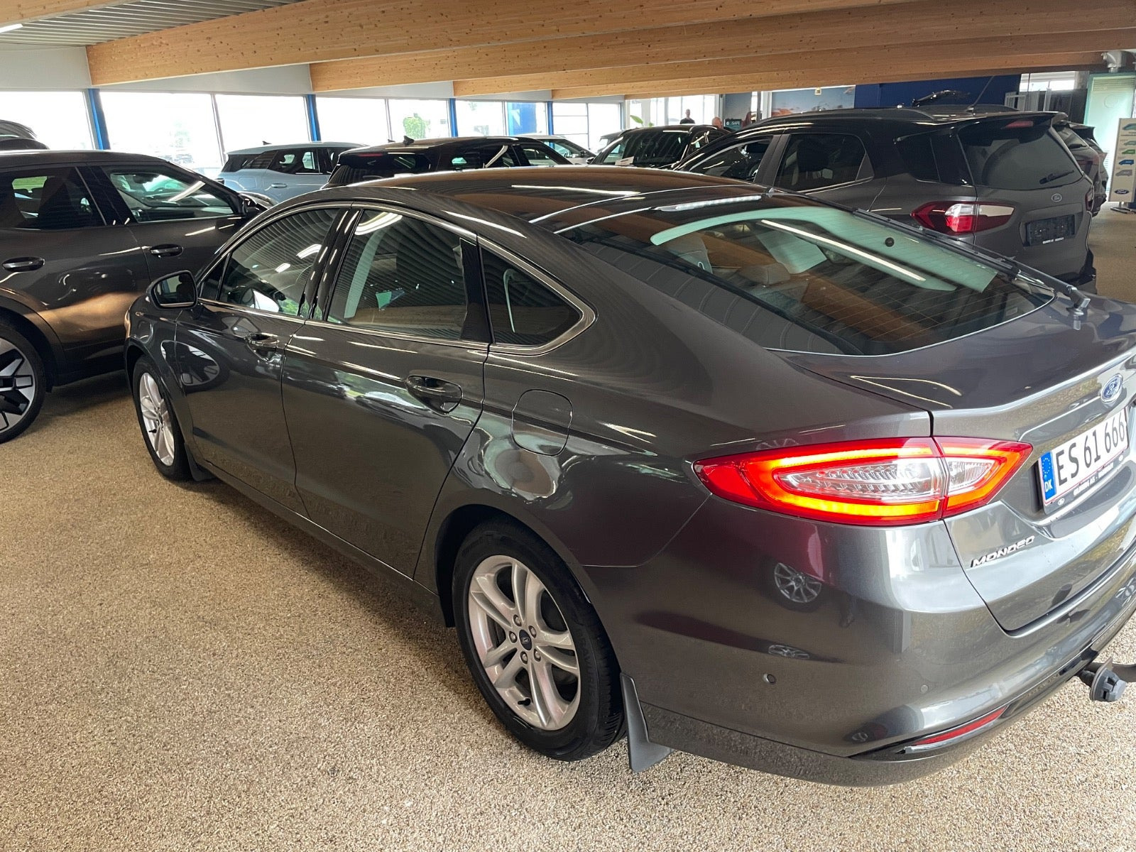 Grå Ford Mondeo fra 2016