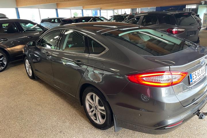 Grå Ford Mondeo fra 2016