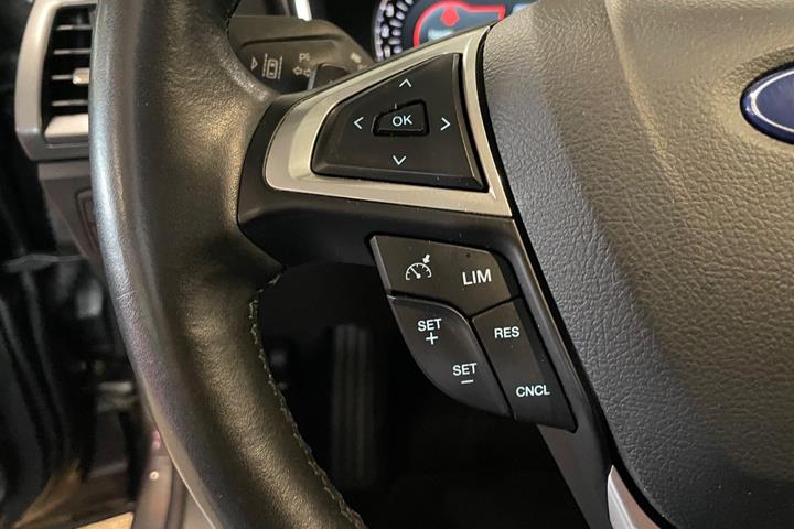 Grå Ford Mondeo fra 2016