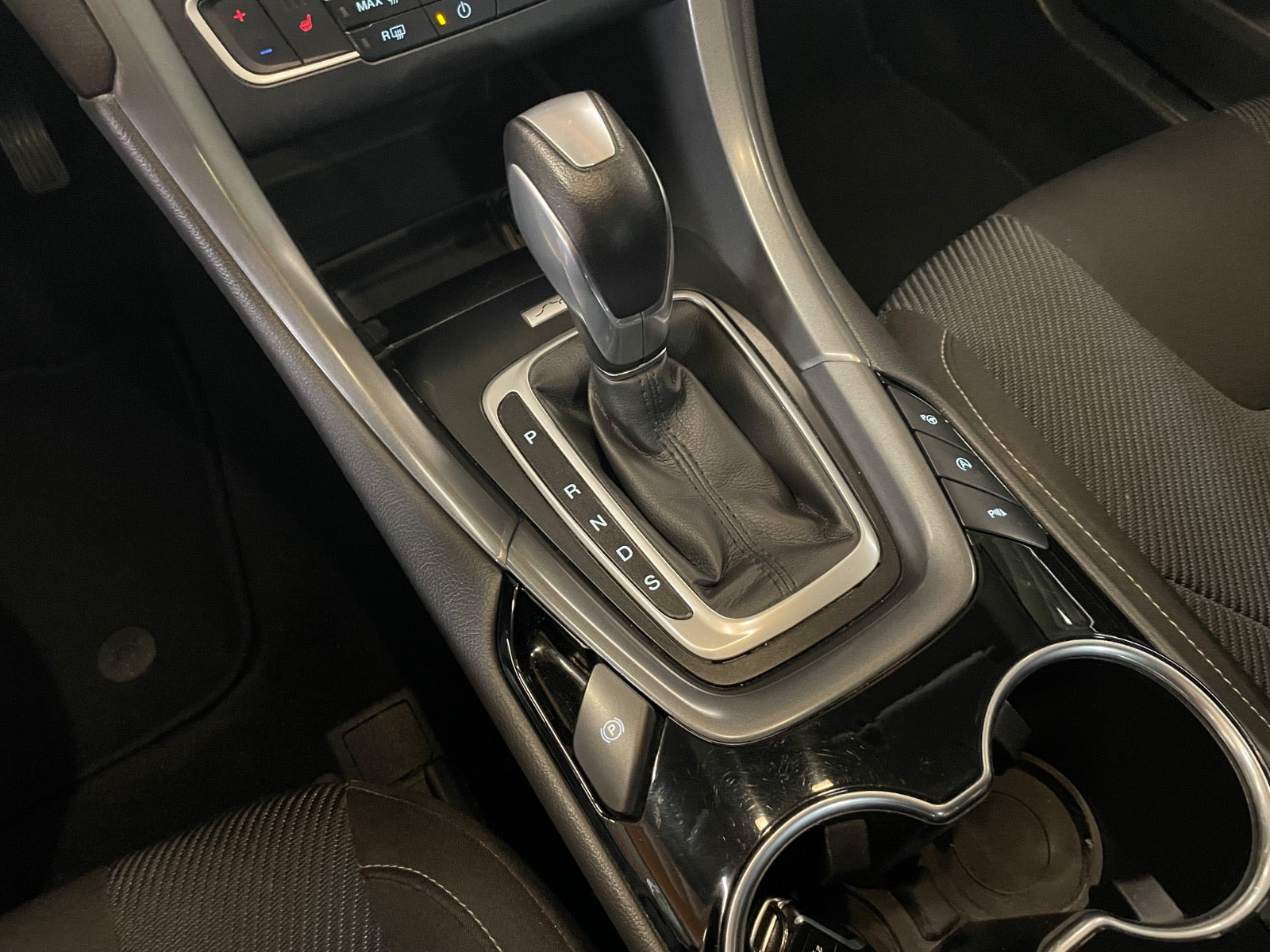 Grå Ford Mondeo fra 2016