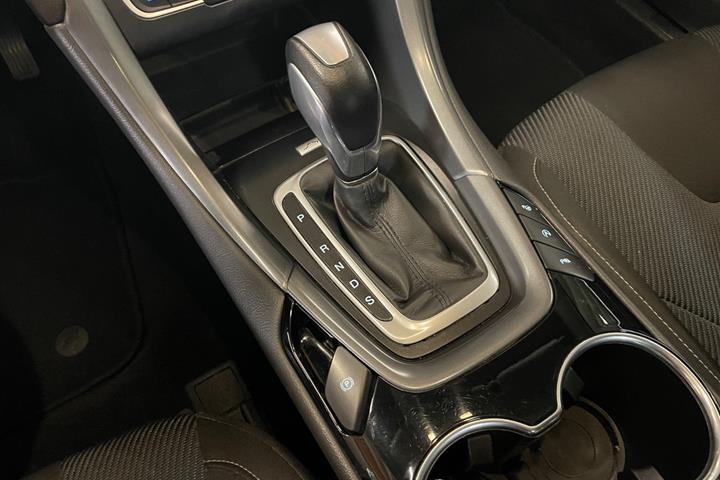 Grå Ford Mondeo fra 2016