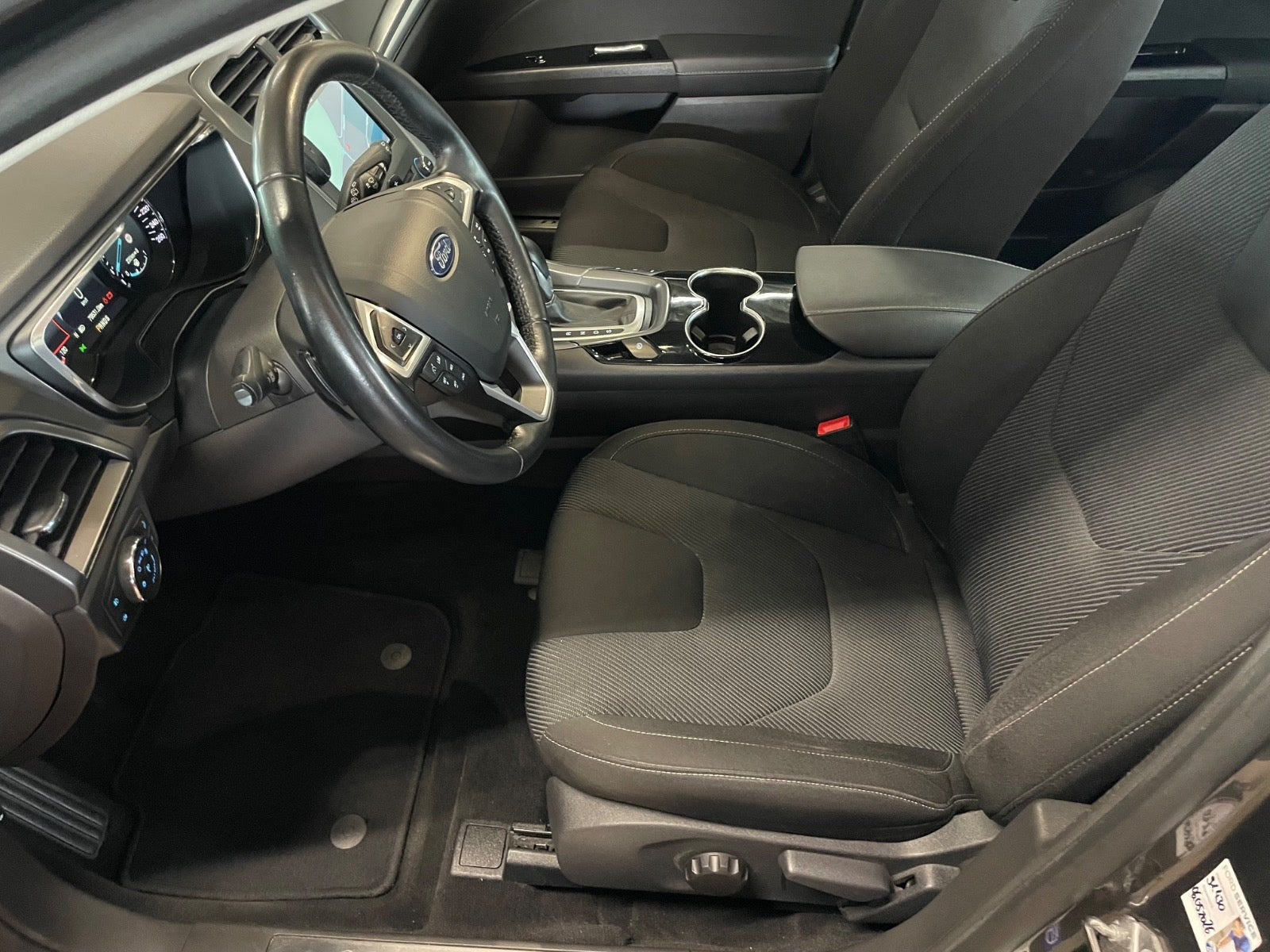 Grå Ford Mondeo fra 2016