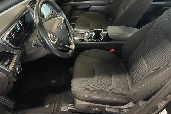 Grå Ford Mondeo fra 2016