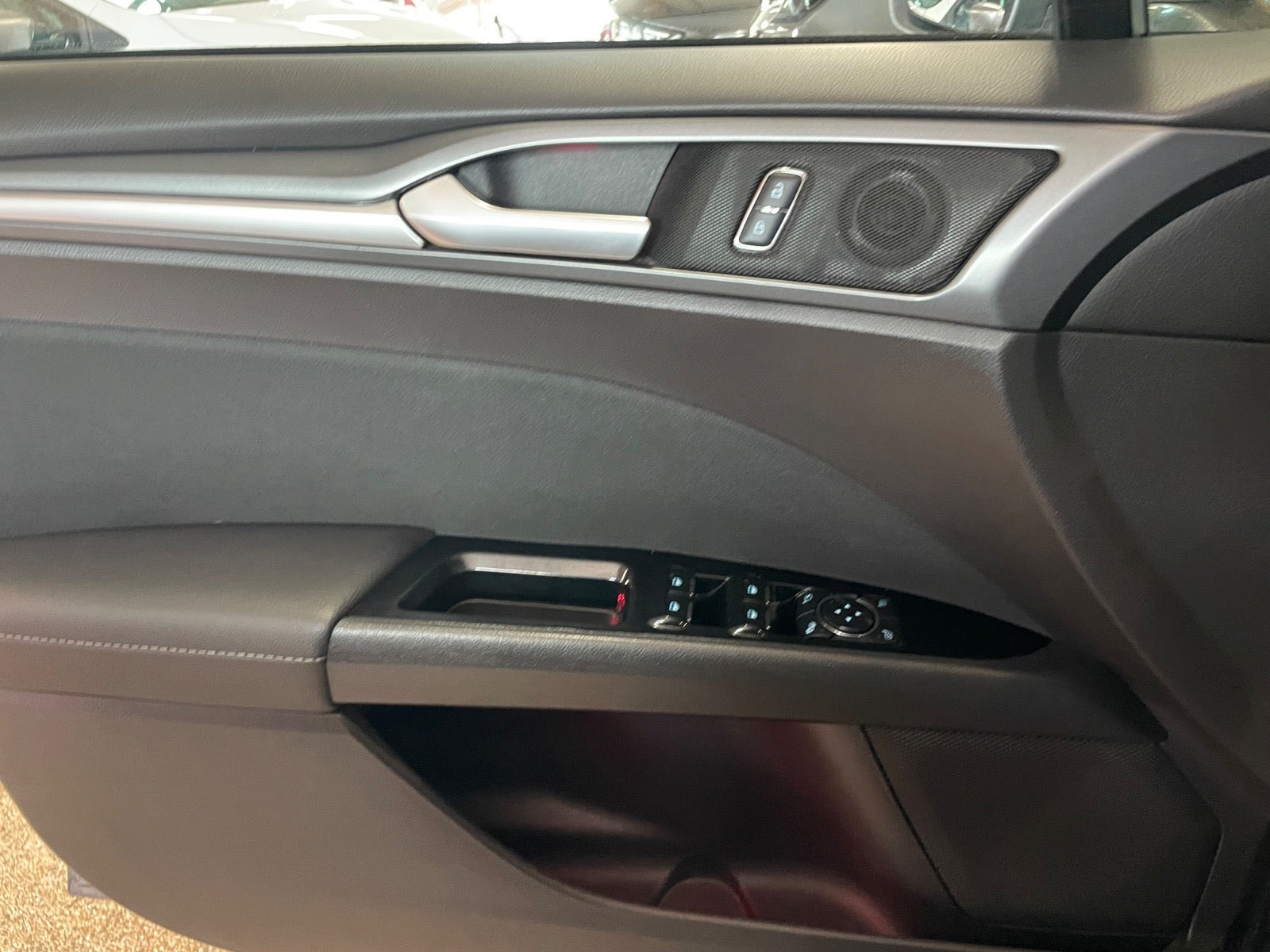 Grå Ford Mondeo fra 2016