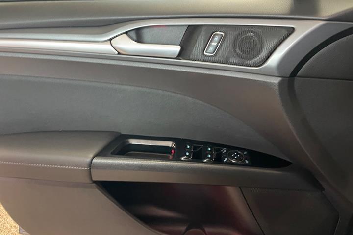 Grå Ford Mondeo fra 2016