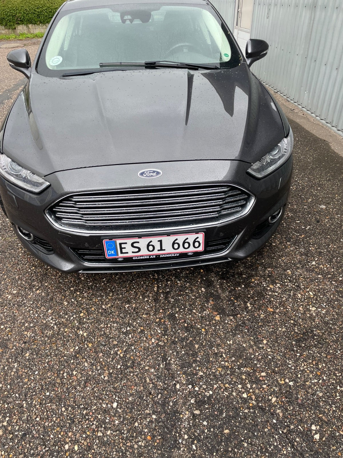 Grå Ford Mondeo fra 2016