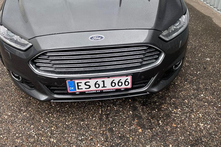 Grå Ford Mondeo fra 2016
