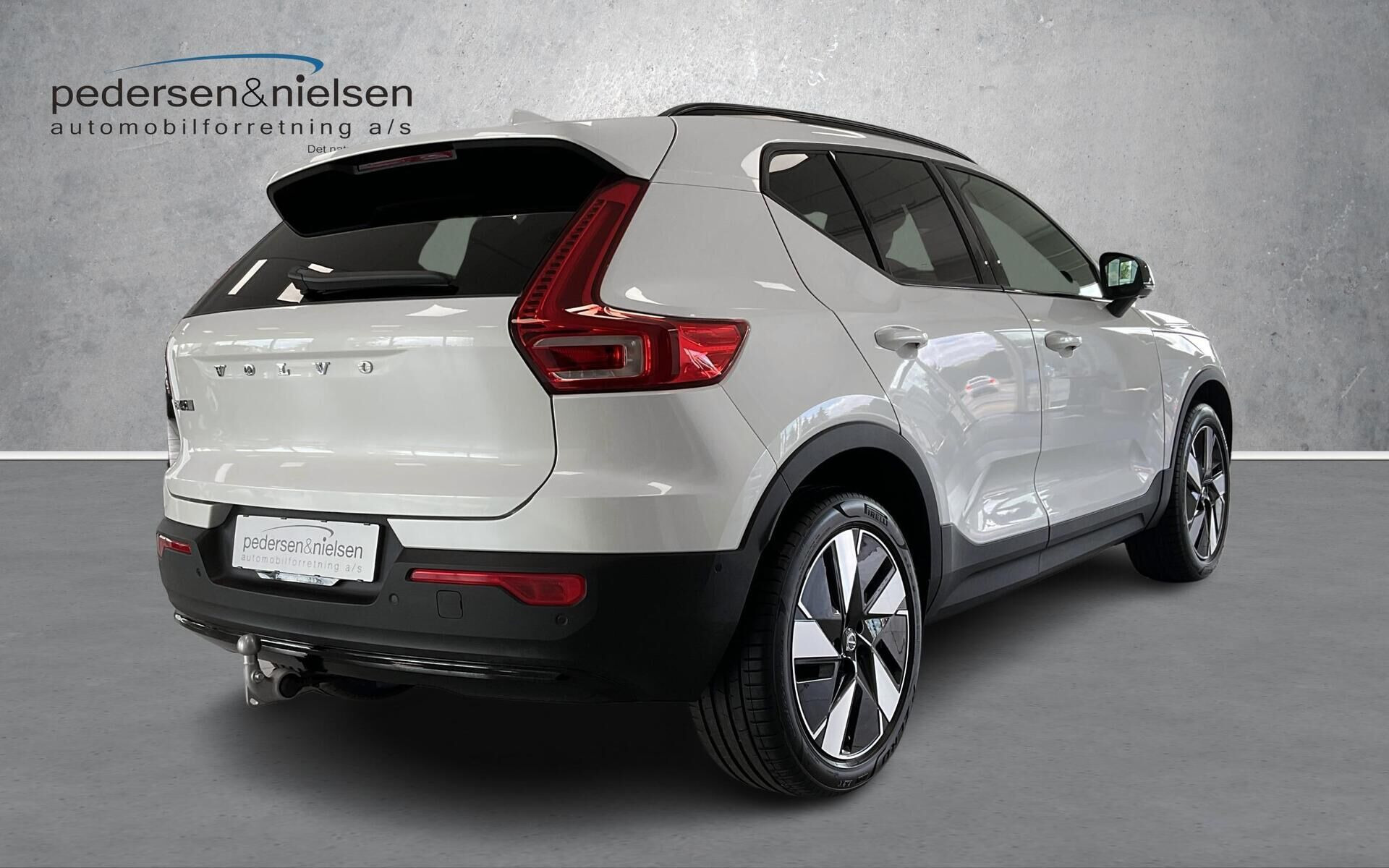 Hvid Volvo EX40 fra 2025