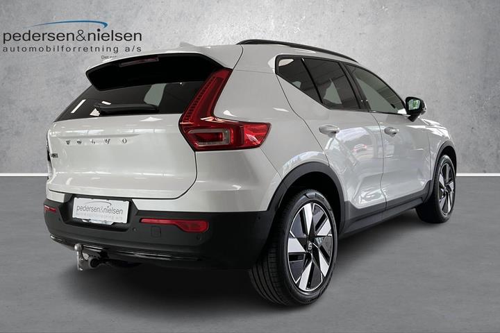 Hvid Volvo EX40 fra 2025