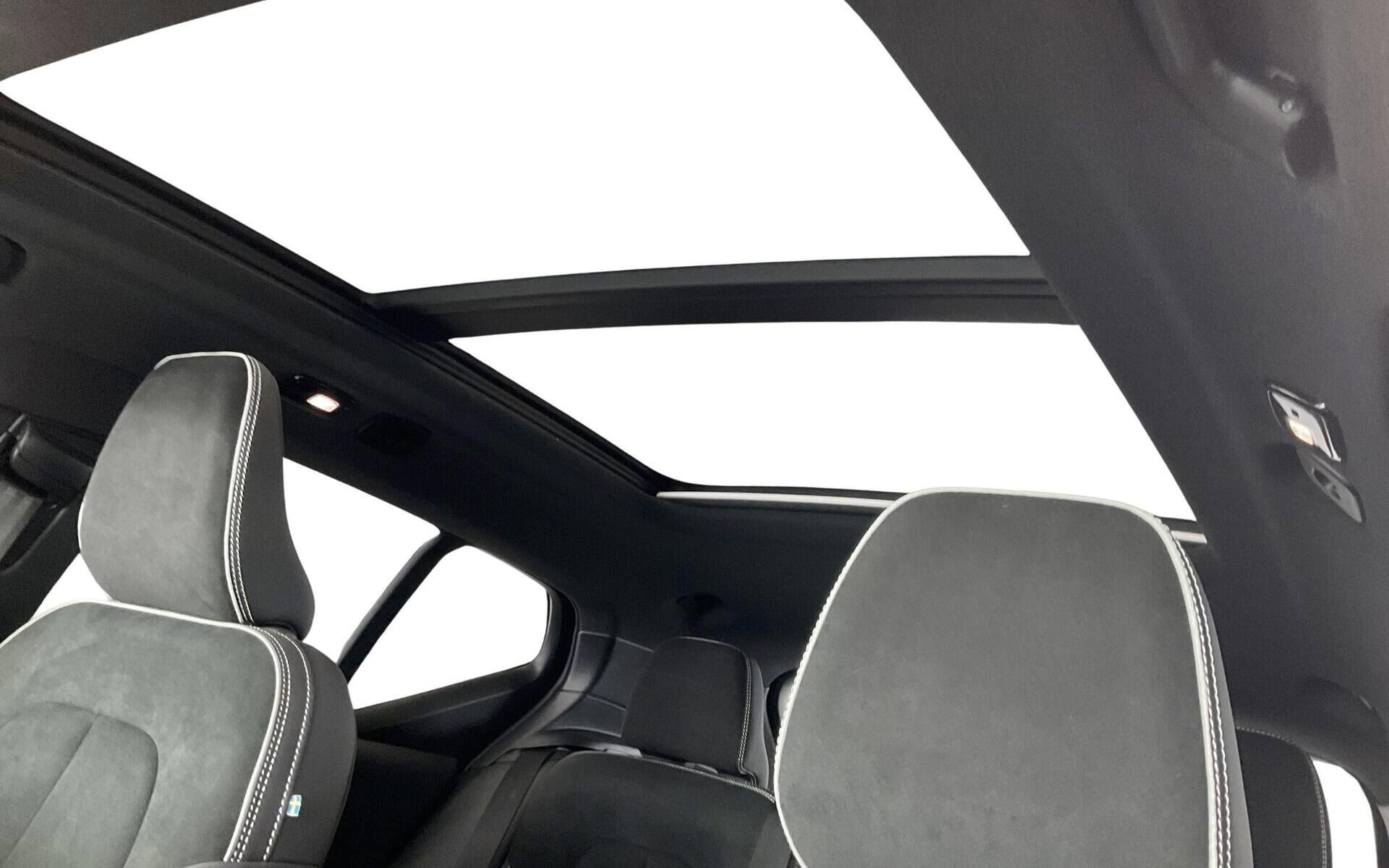 Hvid Volvo EX40 fra 2025