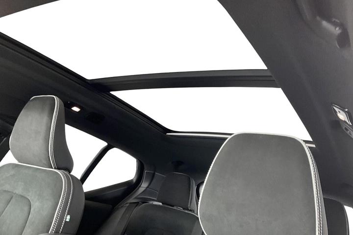Hvid Volvo EX40 fra 2025