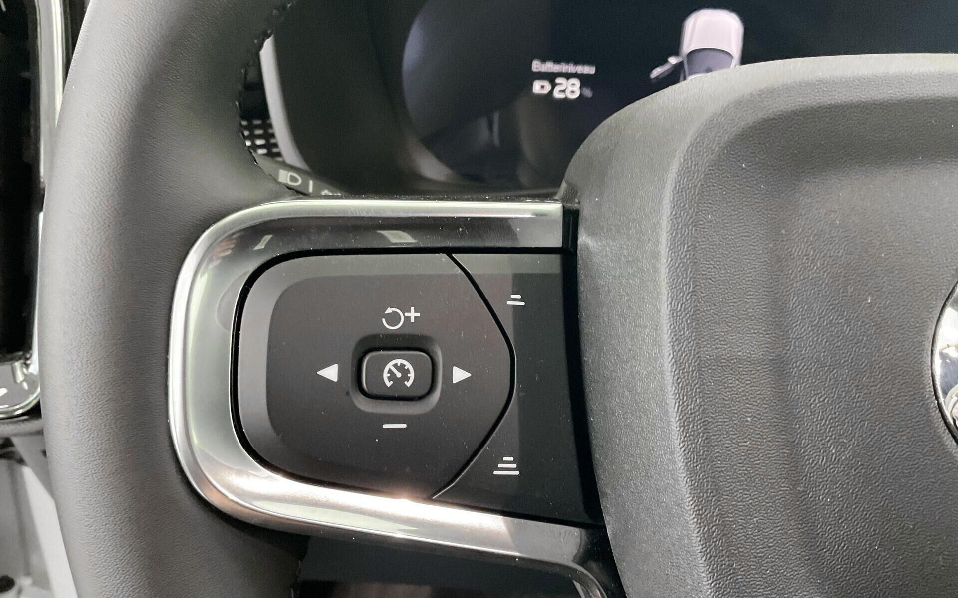 Hvid Volvo EX40 fra 2025