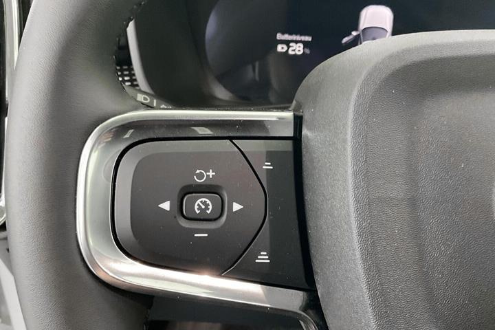 Hvid Volvo EX40 fra 2025