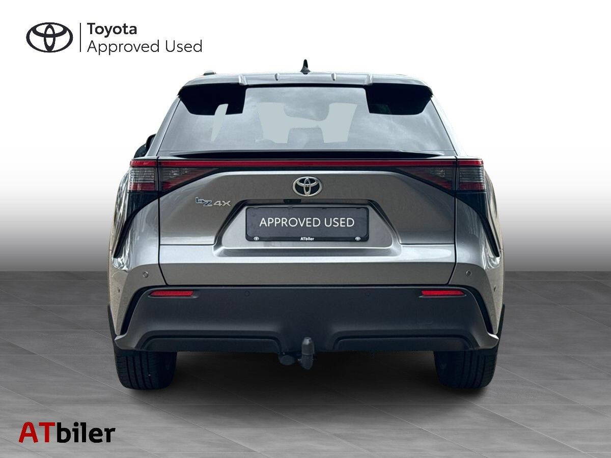 Grå Toyota BZ4X fra 2025