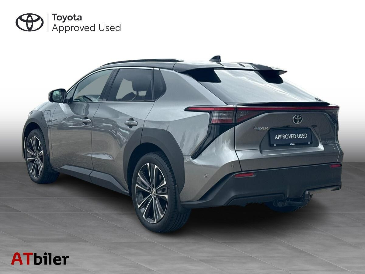 Grå Toyota BZ4X fra 2025