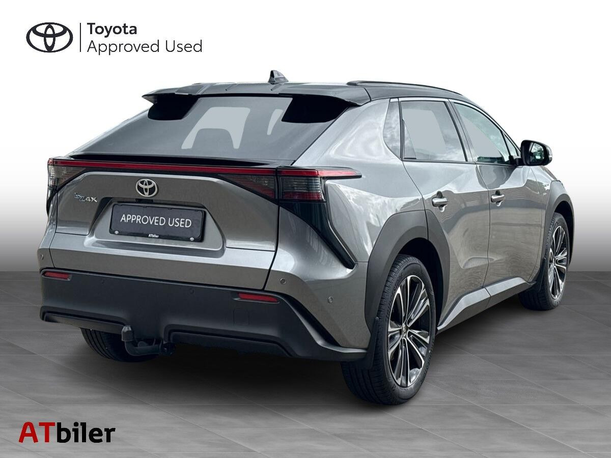 Grå Toyota BZ4X fra 2025