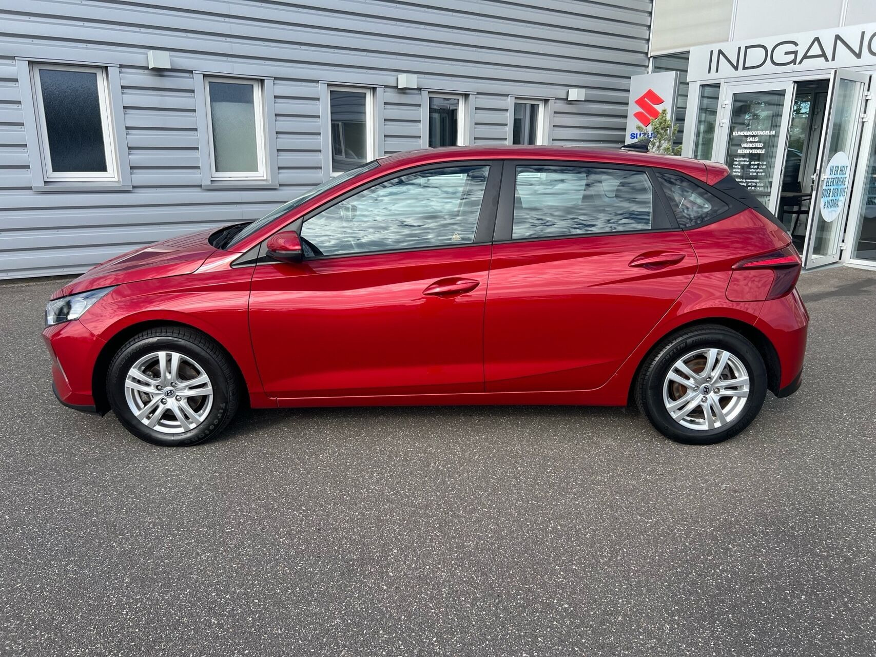 Rød Hyundai i20 fra 2021