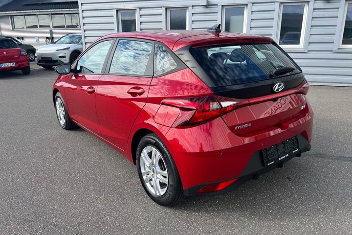 Rød Hyundai i20 fra 2021